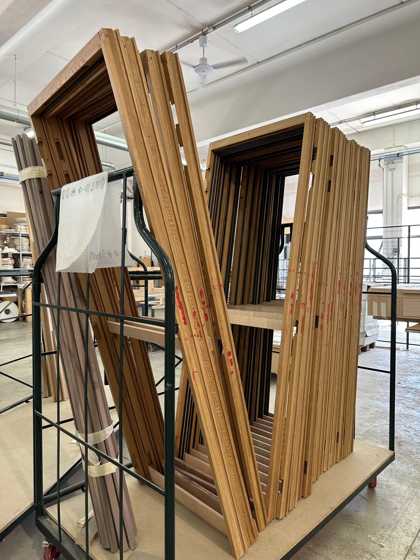 produzione di porte e mobili in legno su misura per arredamento yacht, hotel, progetti contract by sailing falegnameria del gruppo formerin italia