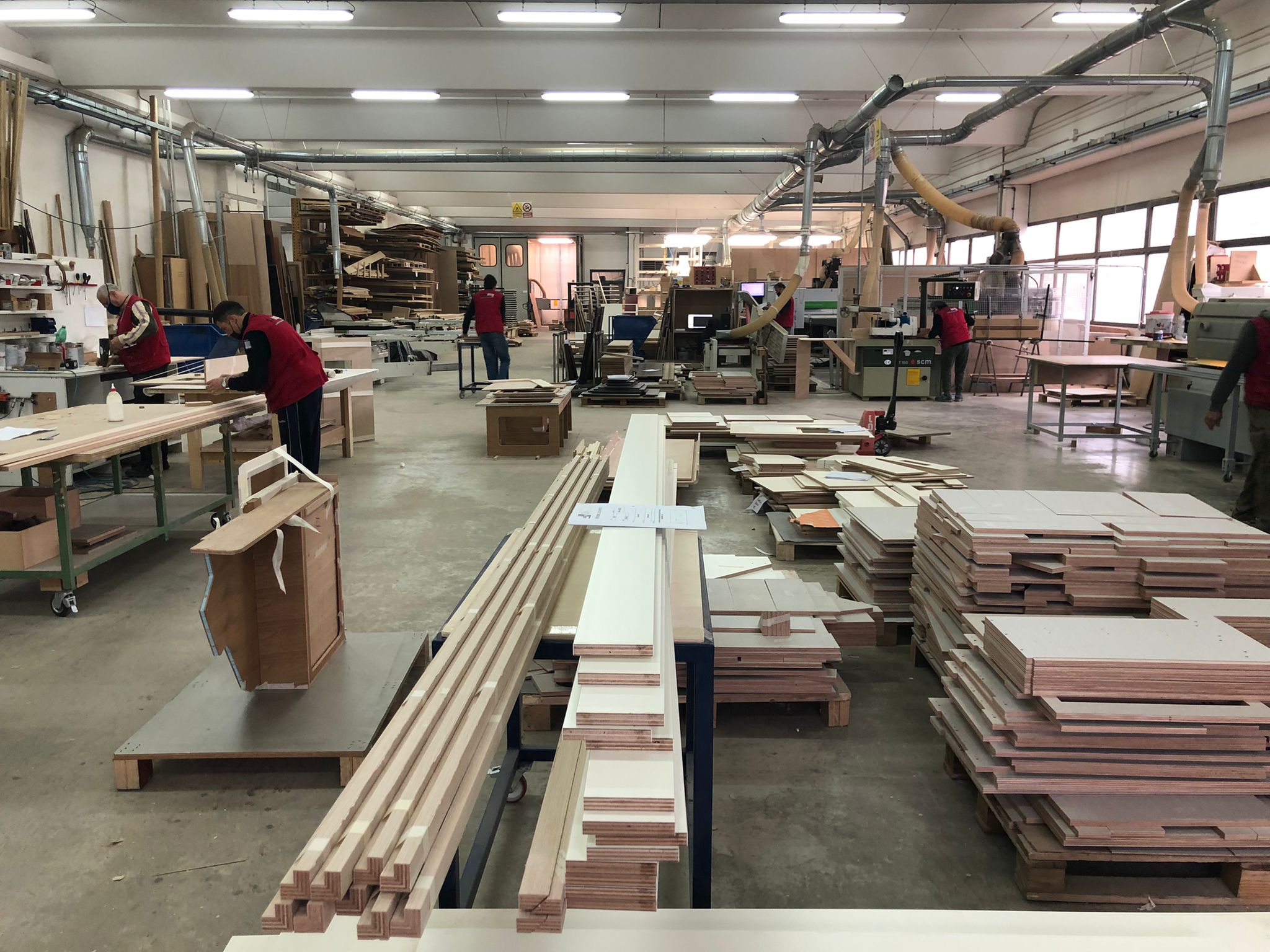 sailing gruppo formerin produzione specializzata su misura di arredamento e mobili in legno e progettazione di interior design per yacht e barche di lusso, hotel, residenze private. Scorniciatura, sezionatura, pantografatura mobili in legno