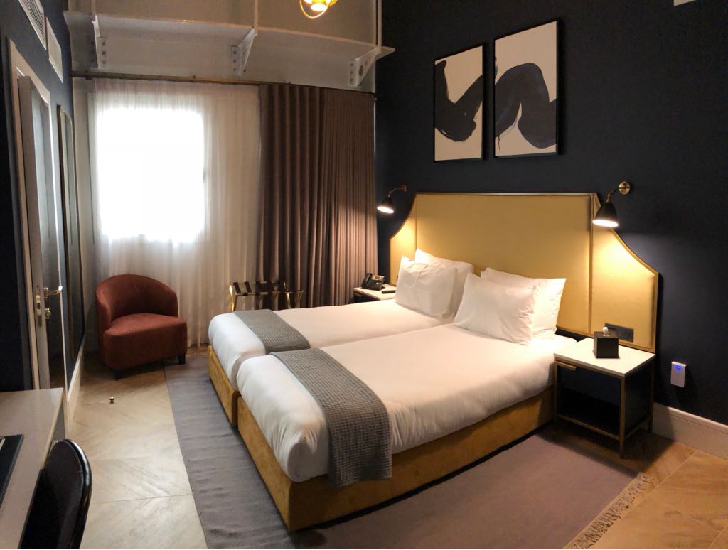 Sailing falegnameria specializzata produzione arredi su progetto per hotel The Cumberland