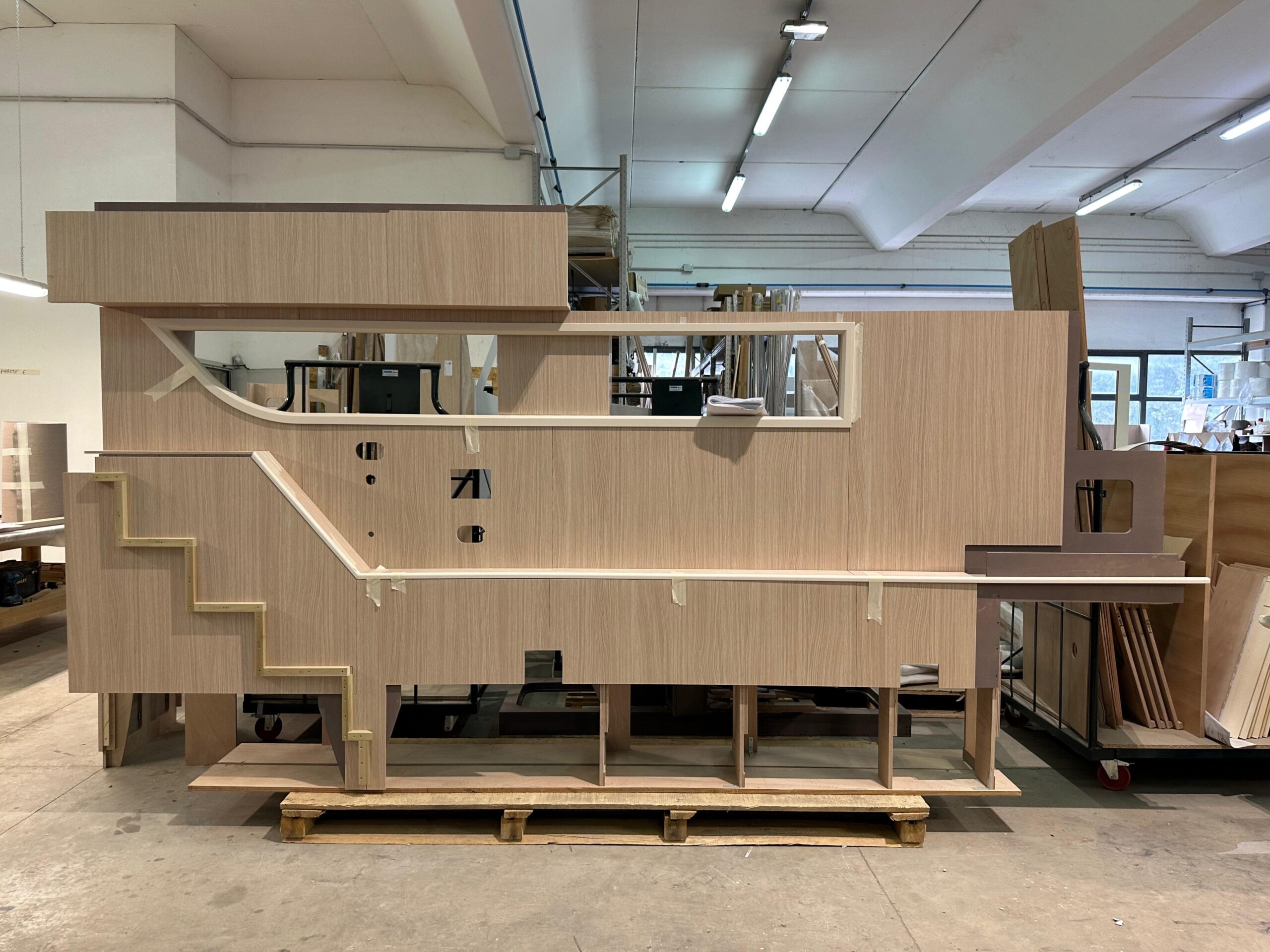 fabbrica di produzione arredamento su misura e mobili in legno per hotel, progetti contract, yacht