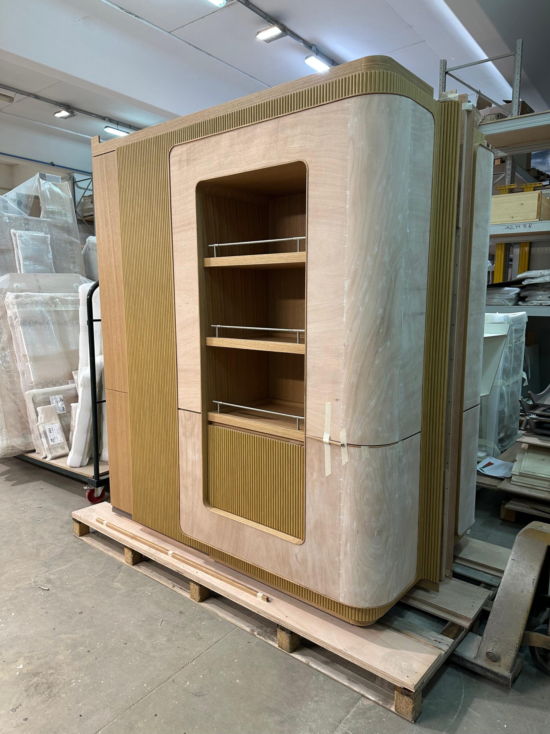 fabbrica produzione arredamento su misura per hotel e barche a vela in legno teak